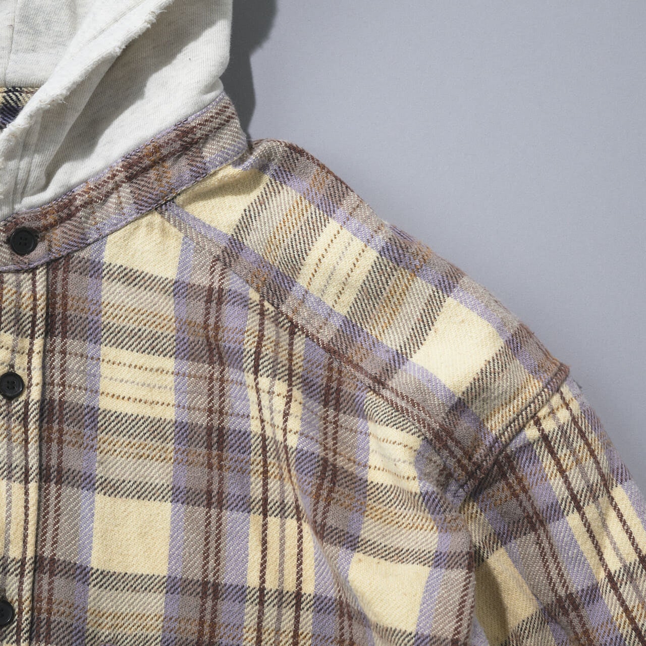 エディターが買ってよかった「アンセルム」のフードつきチェックシャツのシーム