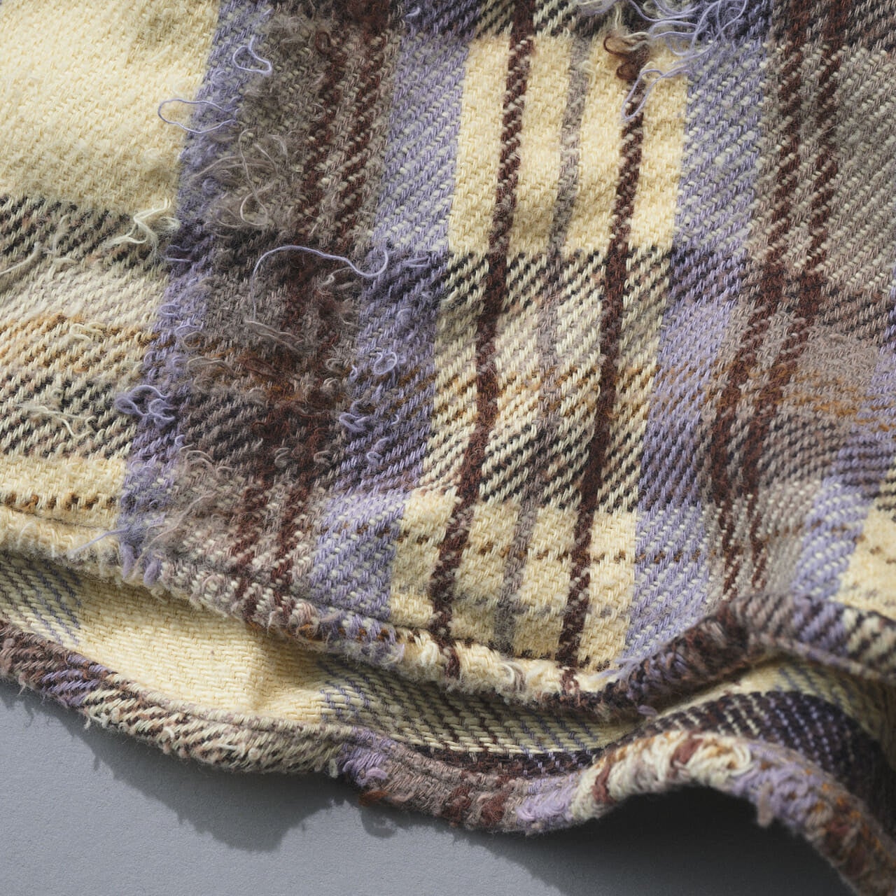 エディターが買ってよかった「アンセルム」のフードつきチェックシャツの裾のほつれ