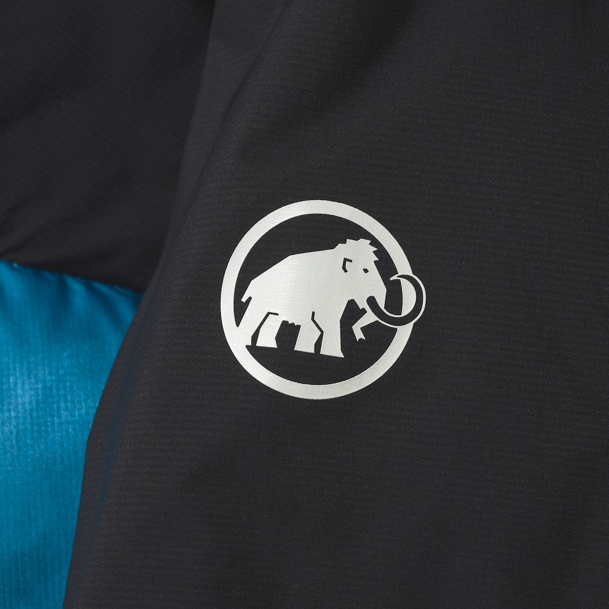 グラビティ プロ インサレーション フーデッド ジャケット アジアンフィット　ロゴマーク