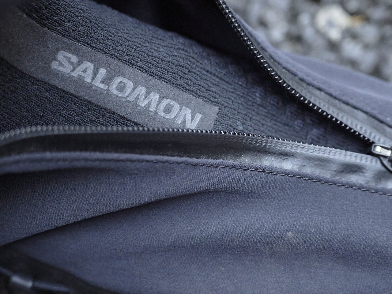 ハイクラスな「サロモン」と「ジルサンダー」のスラックスを合わせた冬のブラックスタイル！【人気ショップ＆ブランドスタッフの冬の毎日更新スニーカースナップ／DAY１】