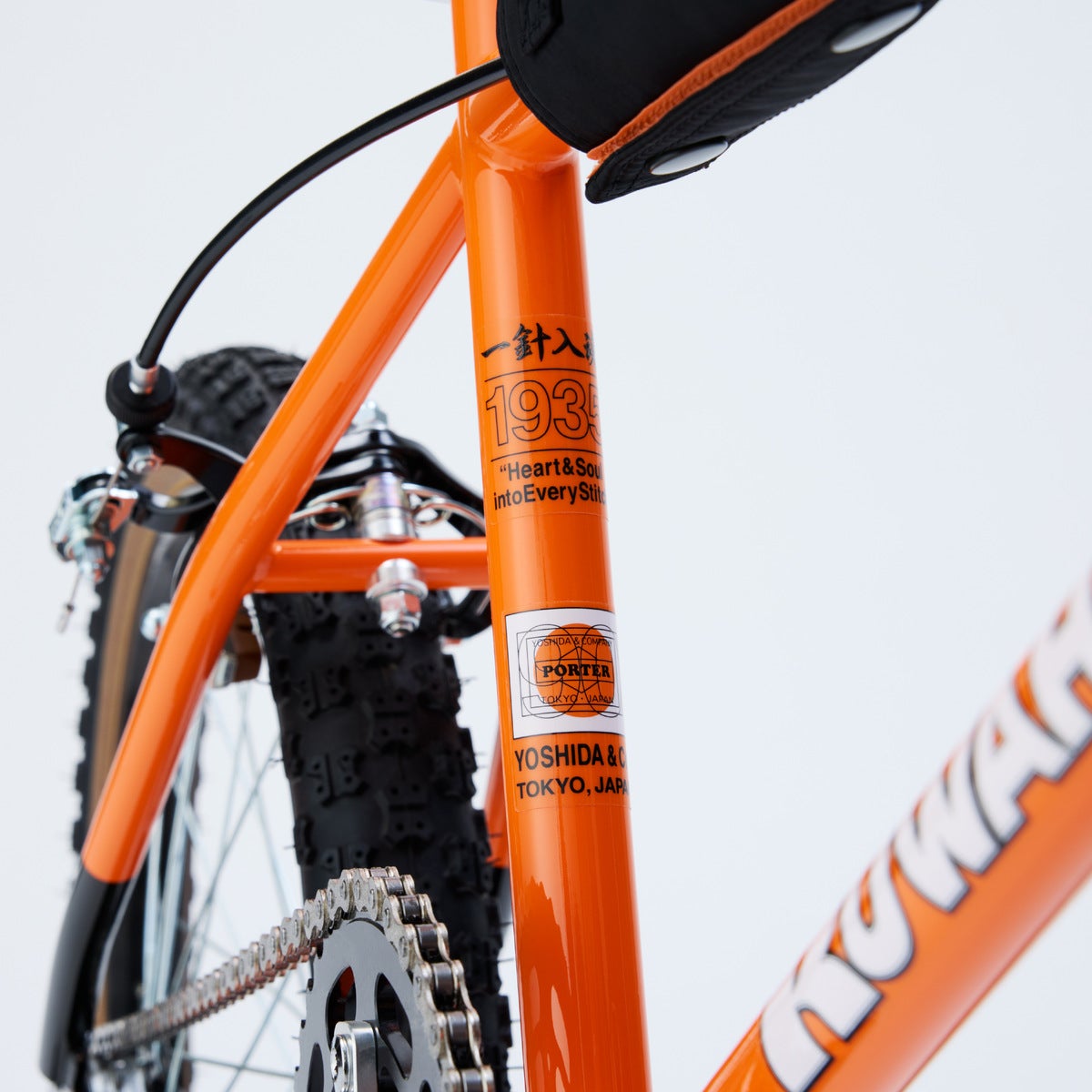 ポーターとのコラボ自転車の「KUWAHARA K-ZERO」 のロゴ寄り