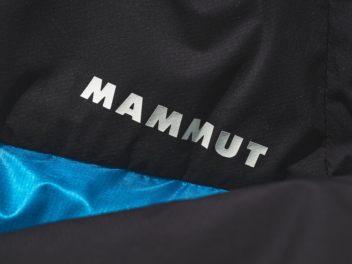 グラビティ プロ インサレーション フーデッド ジャケット アジアンフィット　ロゴマーク