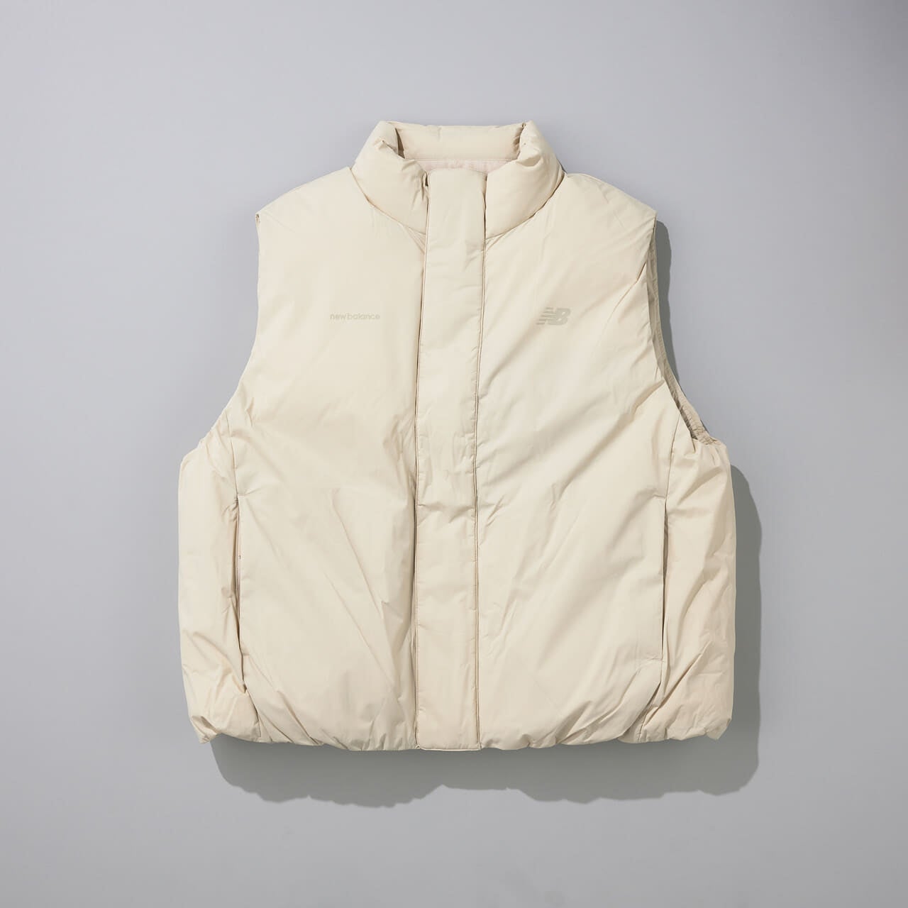 エディターが愛用するニューバランスのNB GREY ダウン ベスト