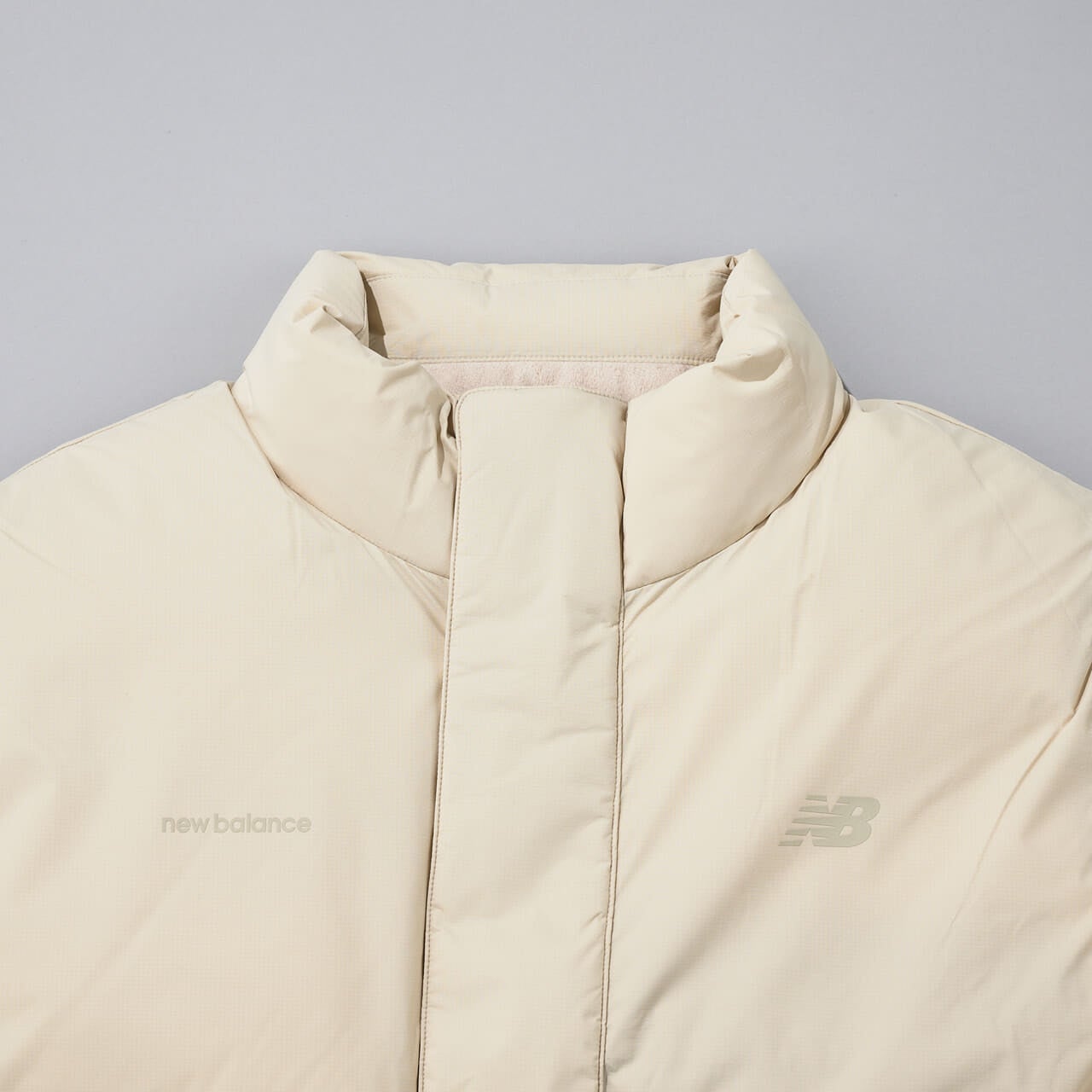 エディターが愛用するニューバランスのNB GREY ダウン ベストのネック部分