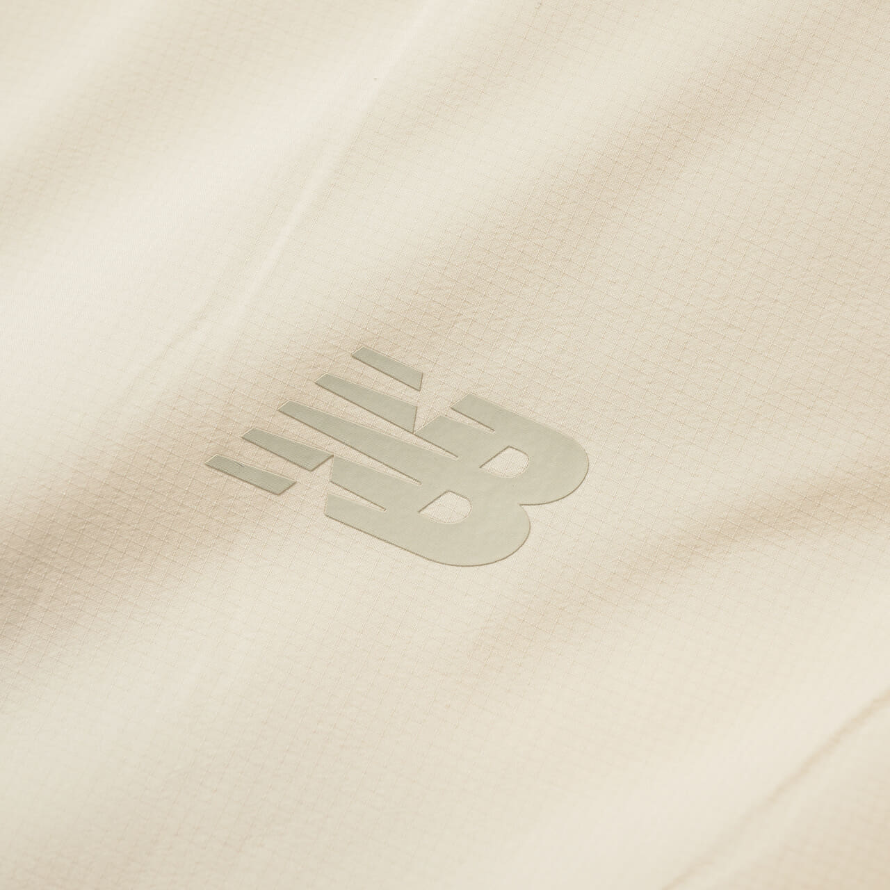 エディターが愛用するニューバランスのNB GREY ダウン ベストのNBロゴ