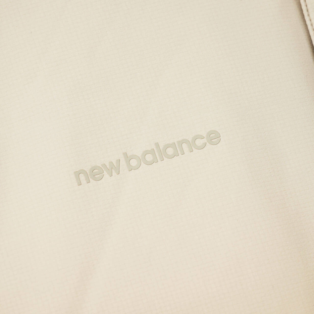 エディターが愛用するニューバランスのNB GREY ダウン ベストのロゴ寄り