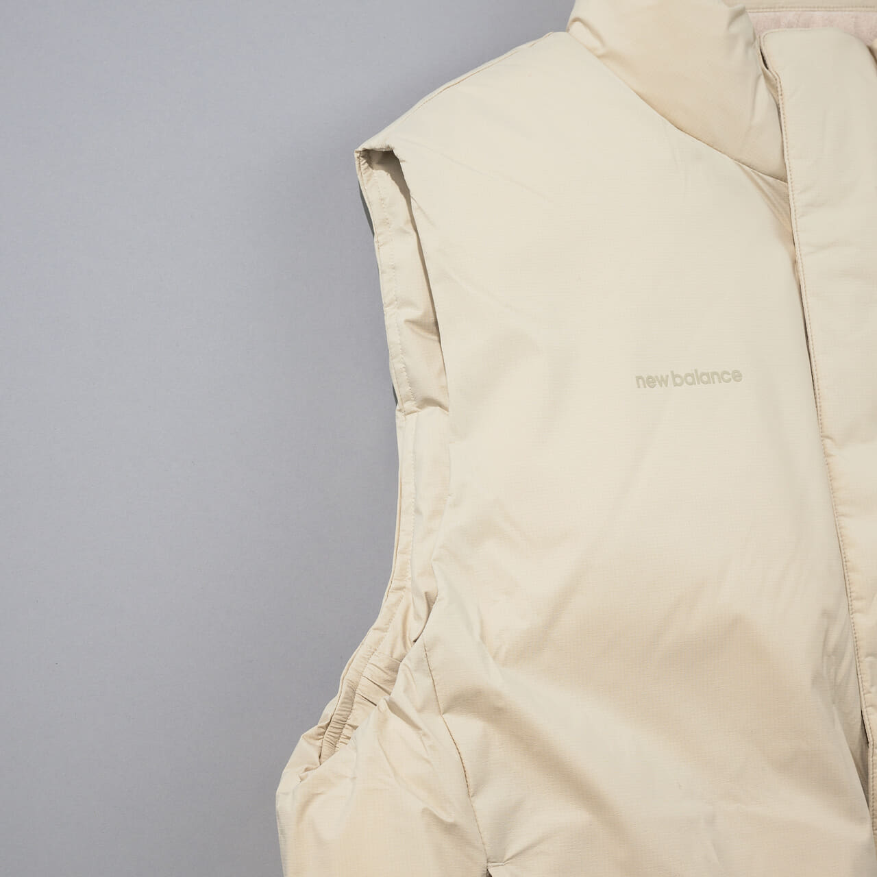 エディターが愛用するニューバランスのNB GREY ダウン ベストの袖周り
