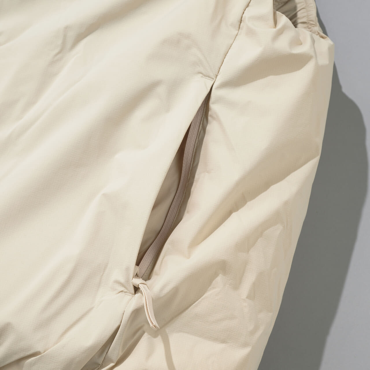 エディターが愛用するニューバランスのNB GREY ダウン ベストのポケット