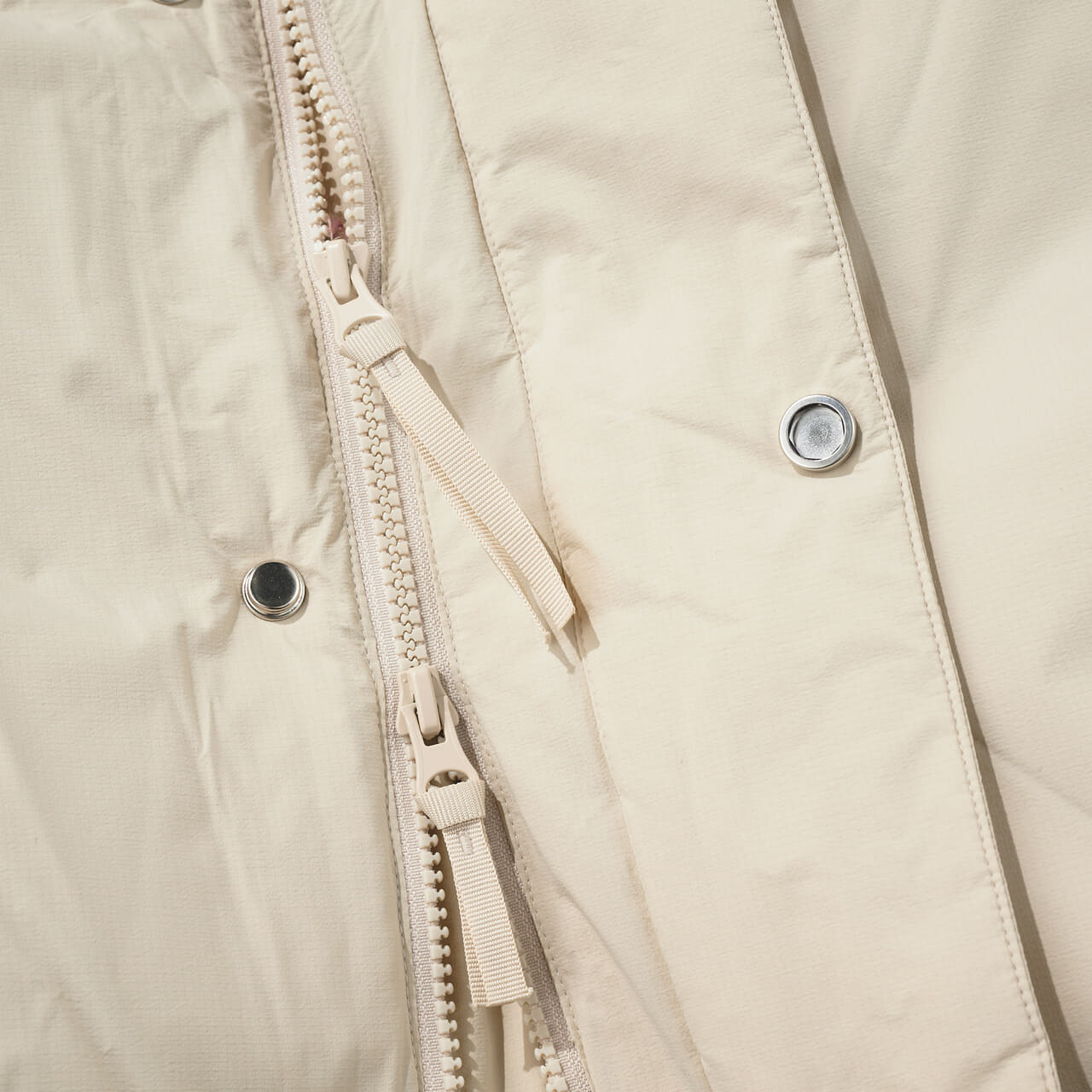 エディターが愛用するニューバランスのNB GREY ダウン ベストのダブルジップ