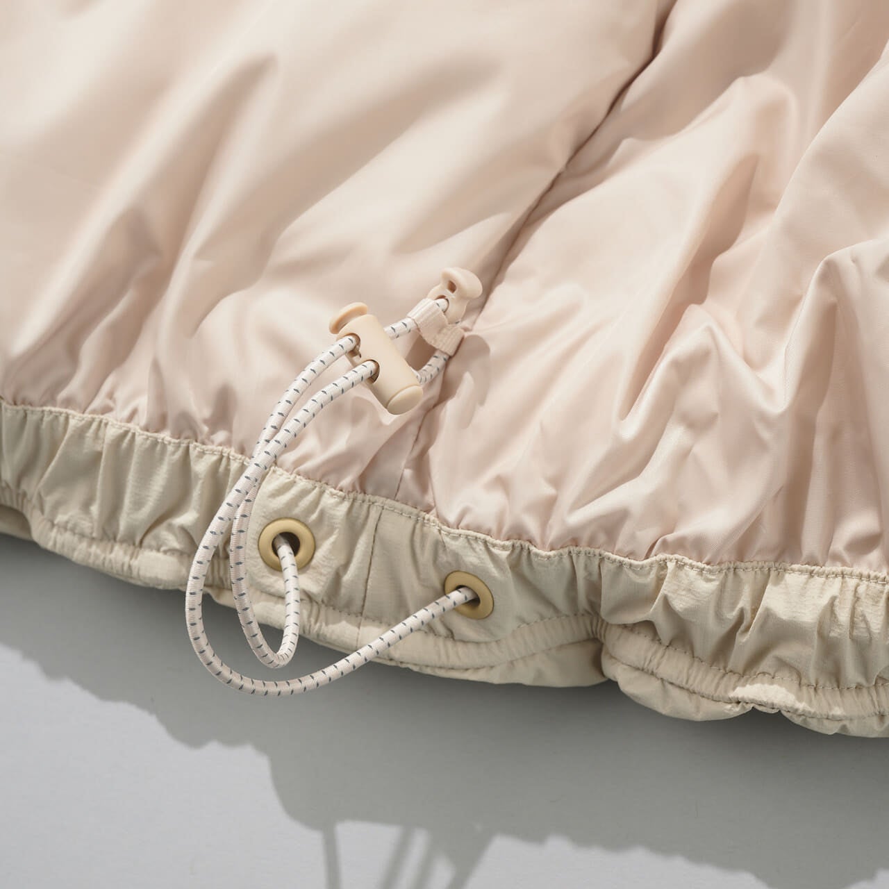 エディターが愛用するニューバランスのNB GREY ダウン ベストの裾のコード