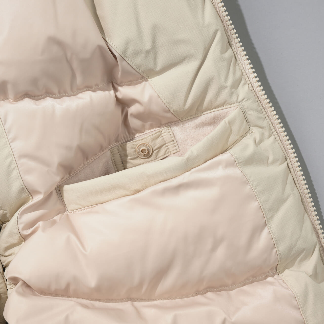 エディターが愛用するニューバランスのNB GREY ダウン ベストの裏ポケット