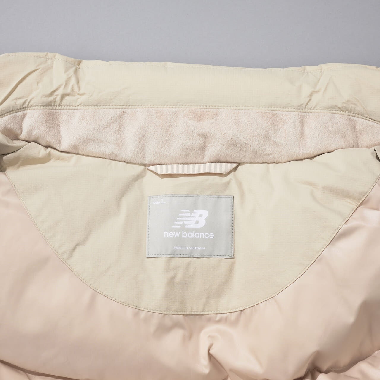 エディターが愛用するニューバランスのNB GREY ダウン ベストの首まわり