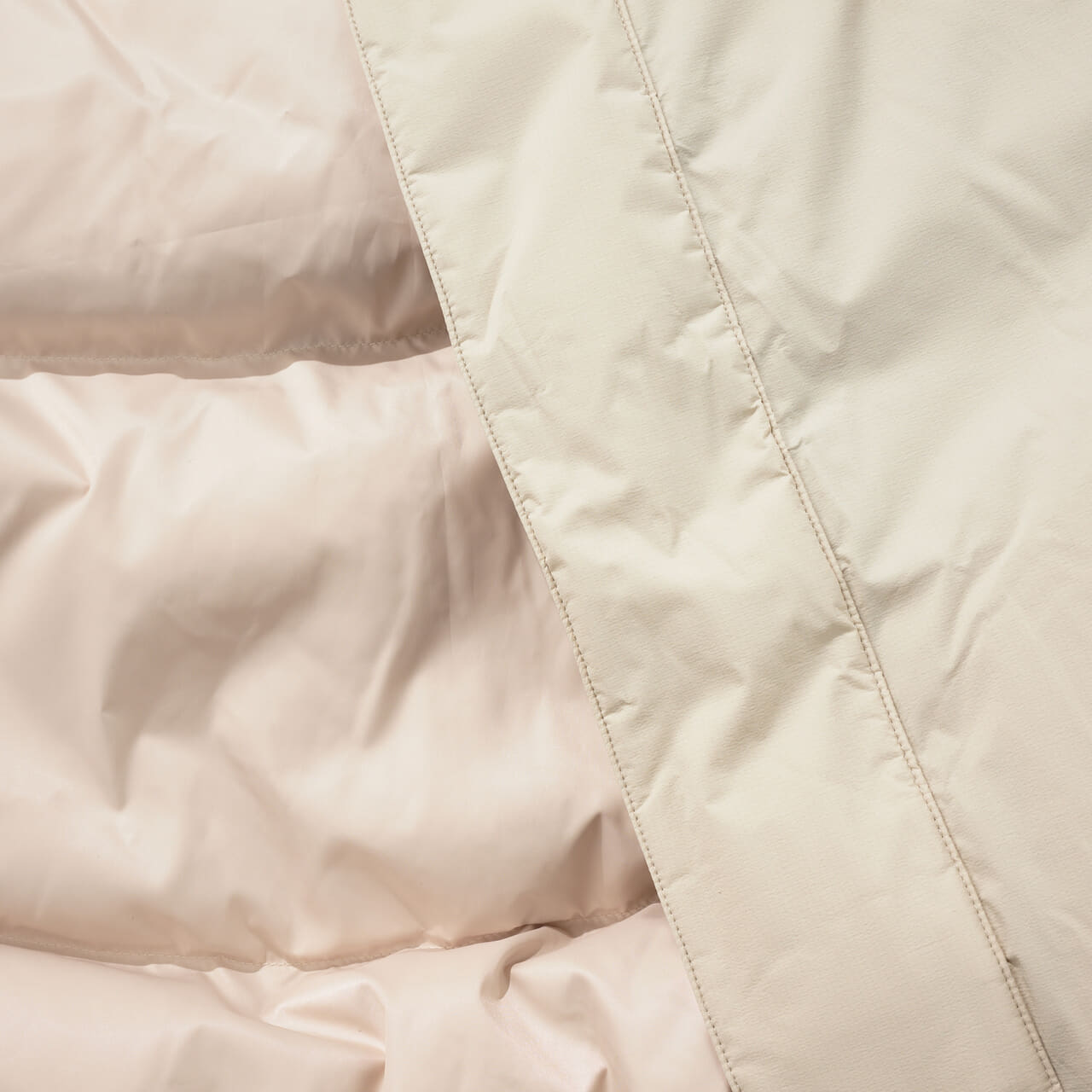 エディターが愛用するニューバランスのNB GREY ダウン ベストの素材のコントラスト