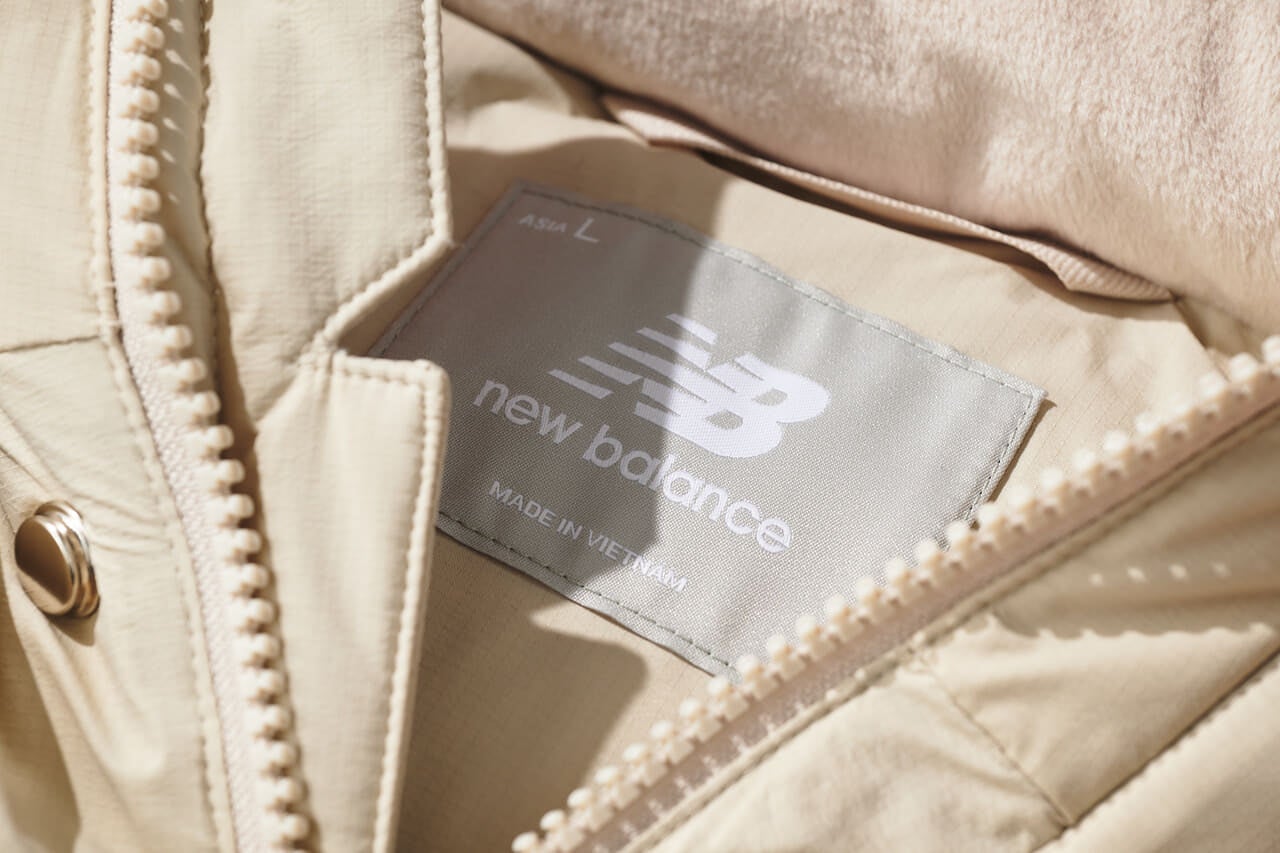 エディターが愛用するニューバランスのNB GREY ダウン ベストのNBタグ寄り