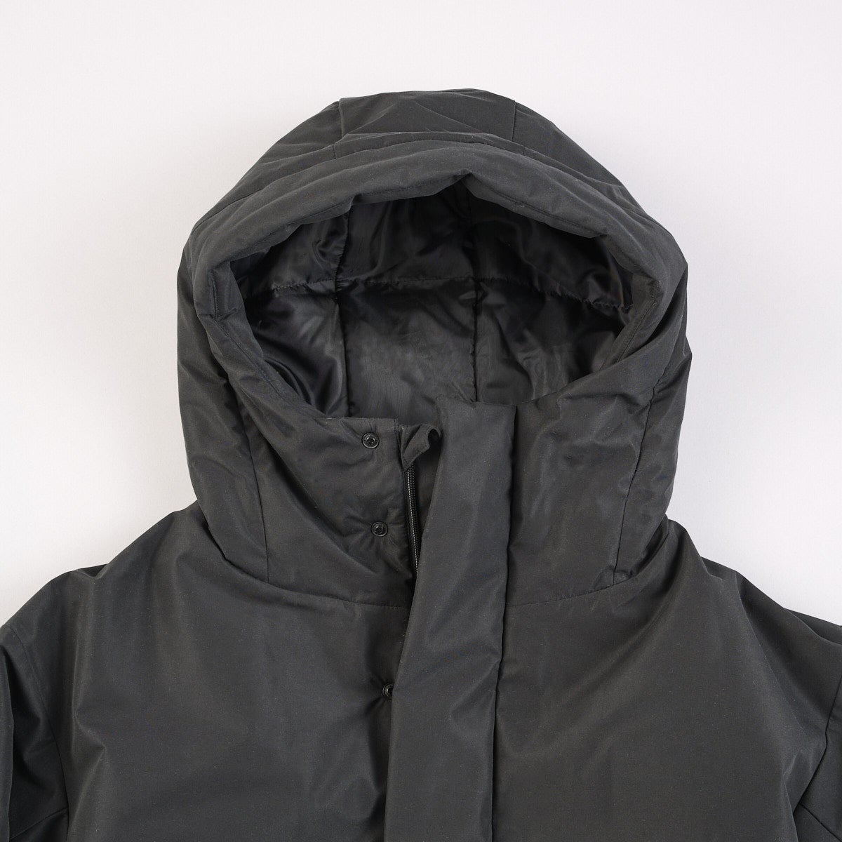 無印良品の黒い紳士 防風撥水中わたフードジャケットのフード