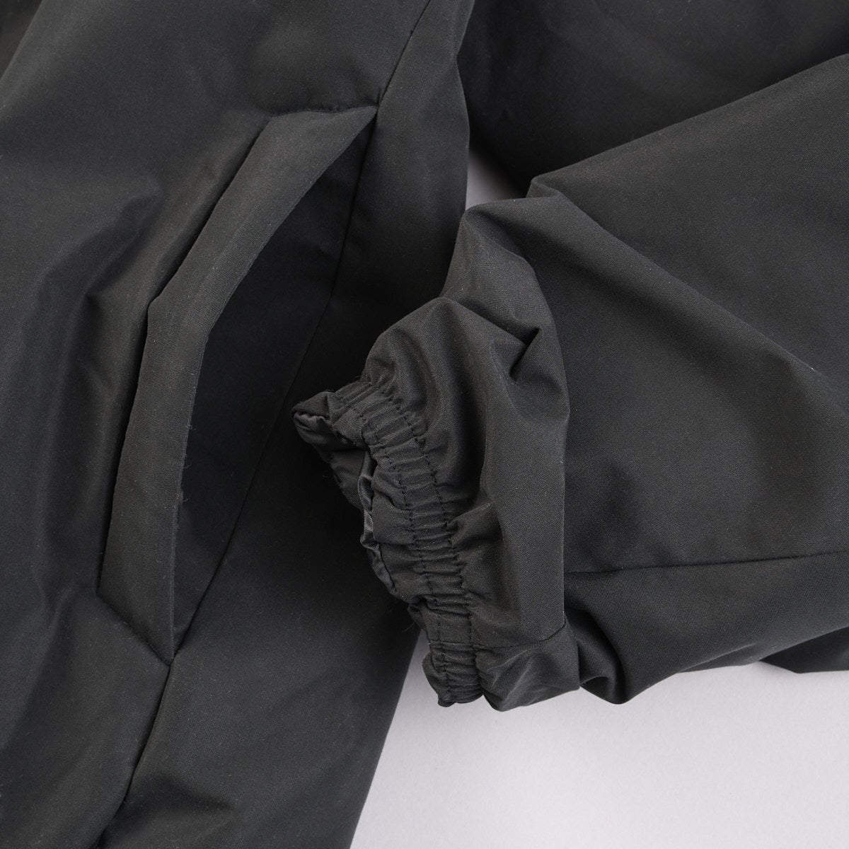 無印良品の黒い紳士 防風撥水中わたフードジャケットのポケット