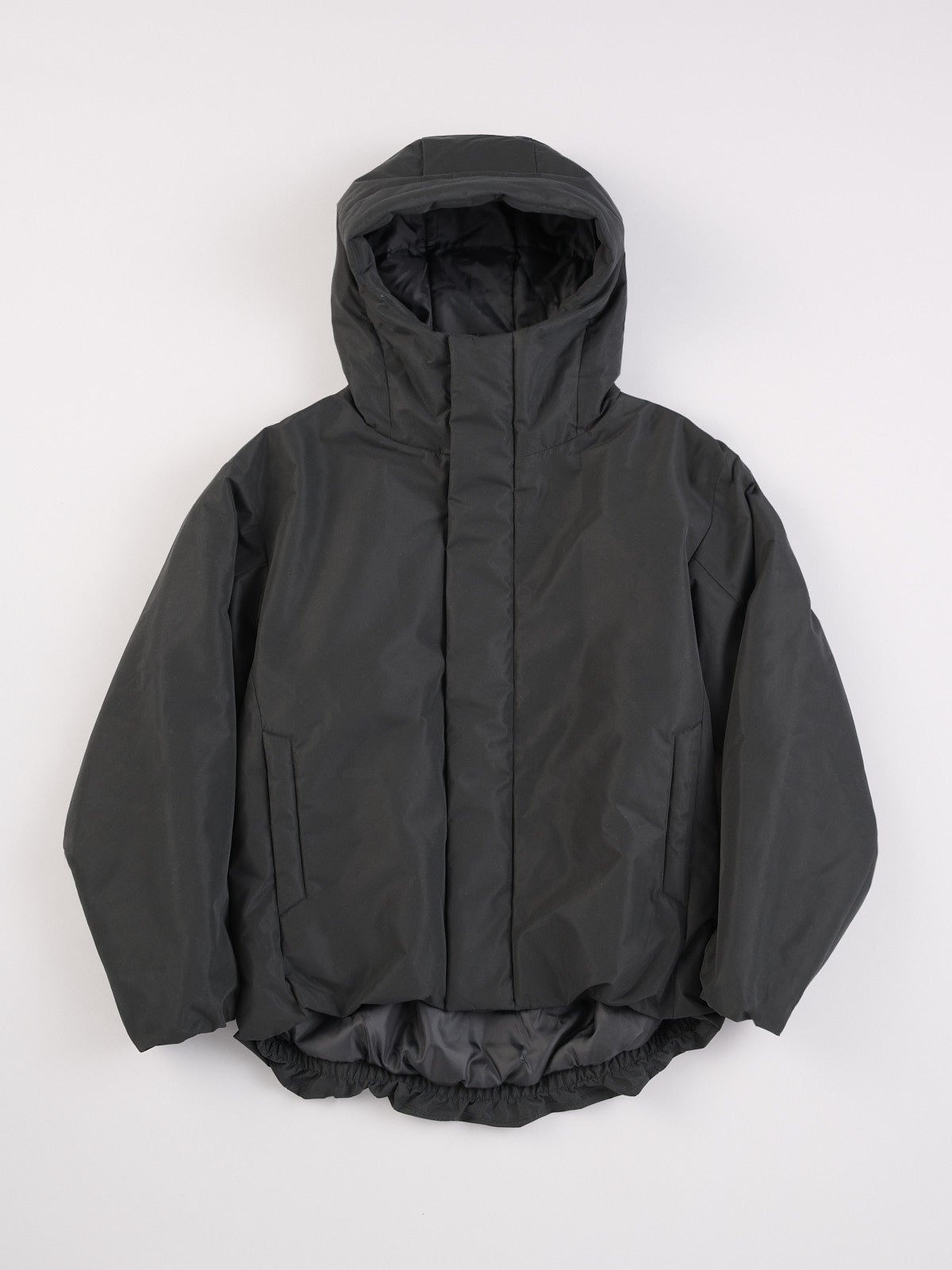 無印良品の黒い紳士 防風撥水中わたフードジャケット