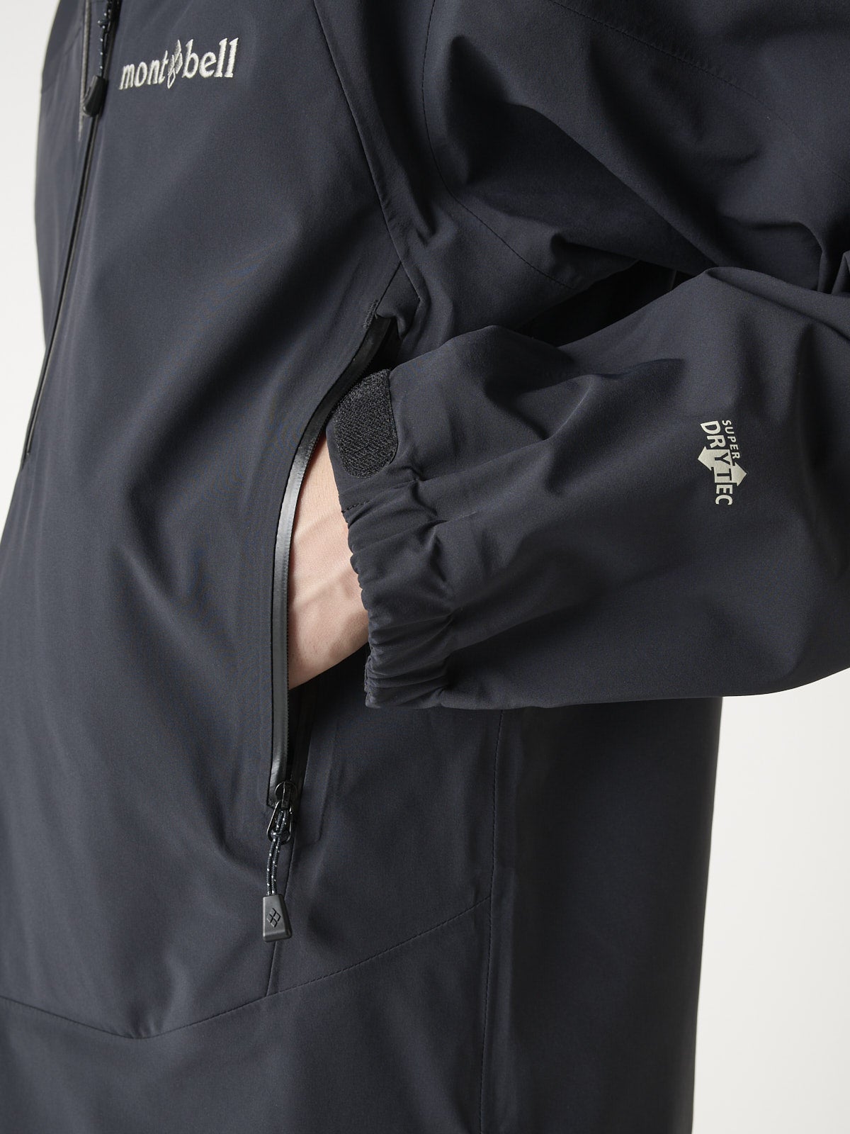 モンベルの黒い新作シェルジャケット/フレネイパーカを試着&本音レビューのサイドポケット