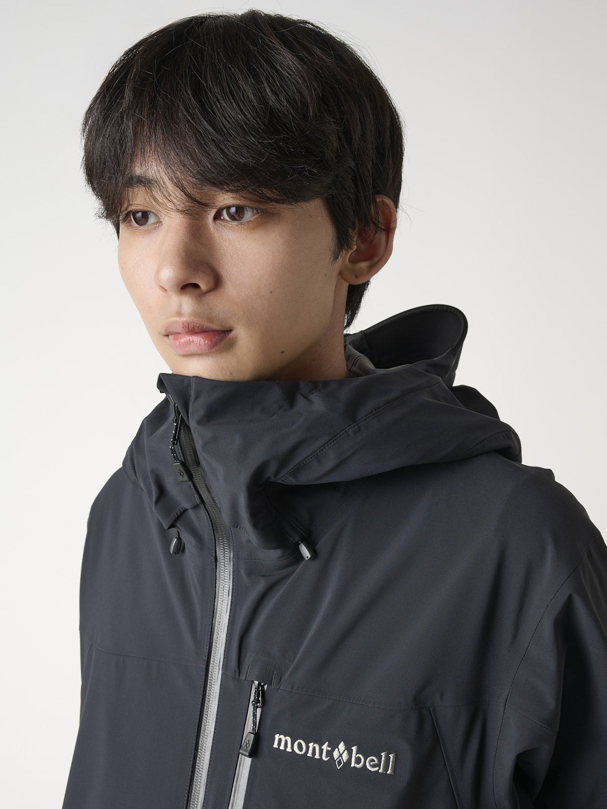 モンベルの黒い新作シェルジャケット/フレネイパーカを試着&本音レビューのネックの高さ