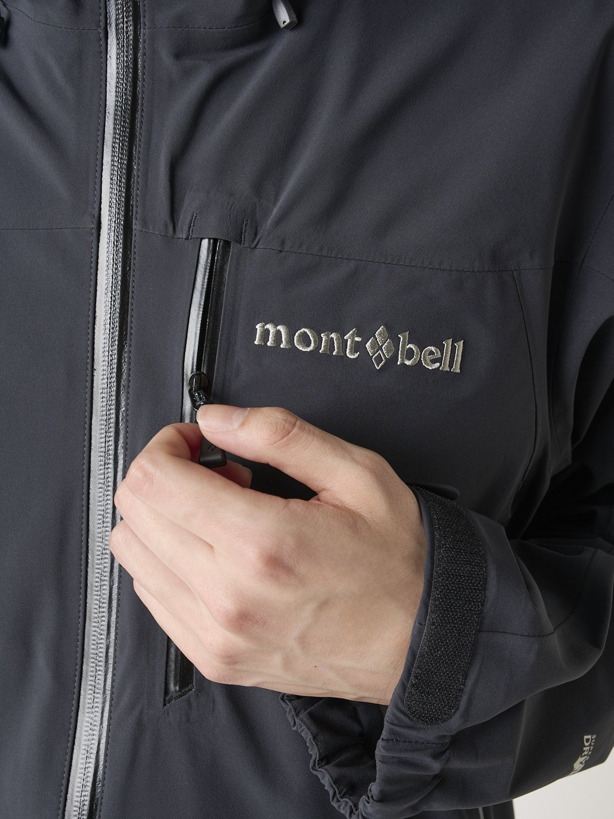 モンベルの黒い新作シェルジャケット/フレネイパーカを試着&本音レビューの胸ポケット
