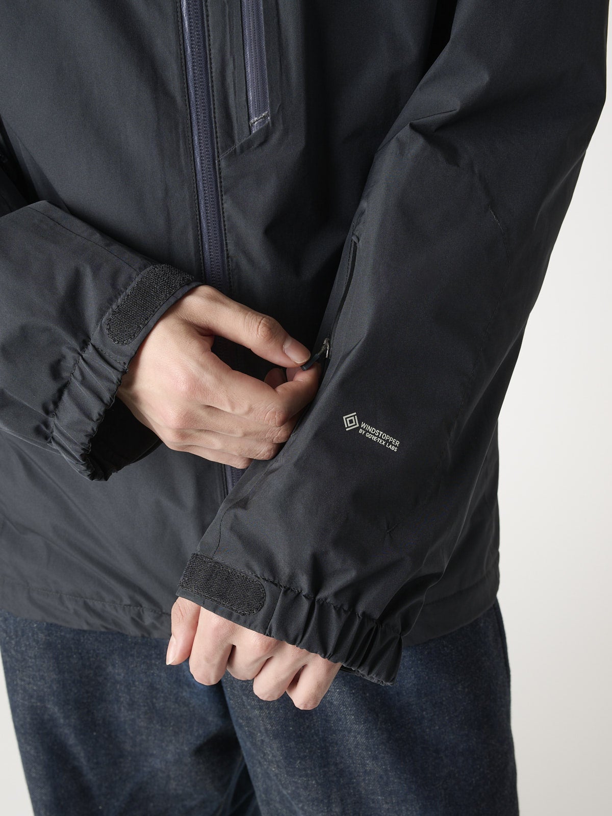 モンベルの黒いシェルゴアテックスジャケット/パウダーグランドパーカを試着&本音レビューの袖口のポケット