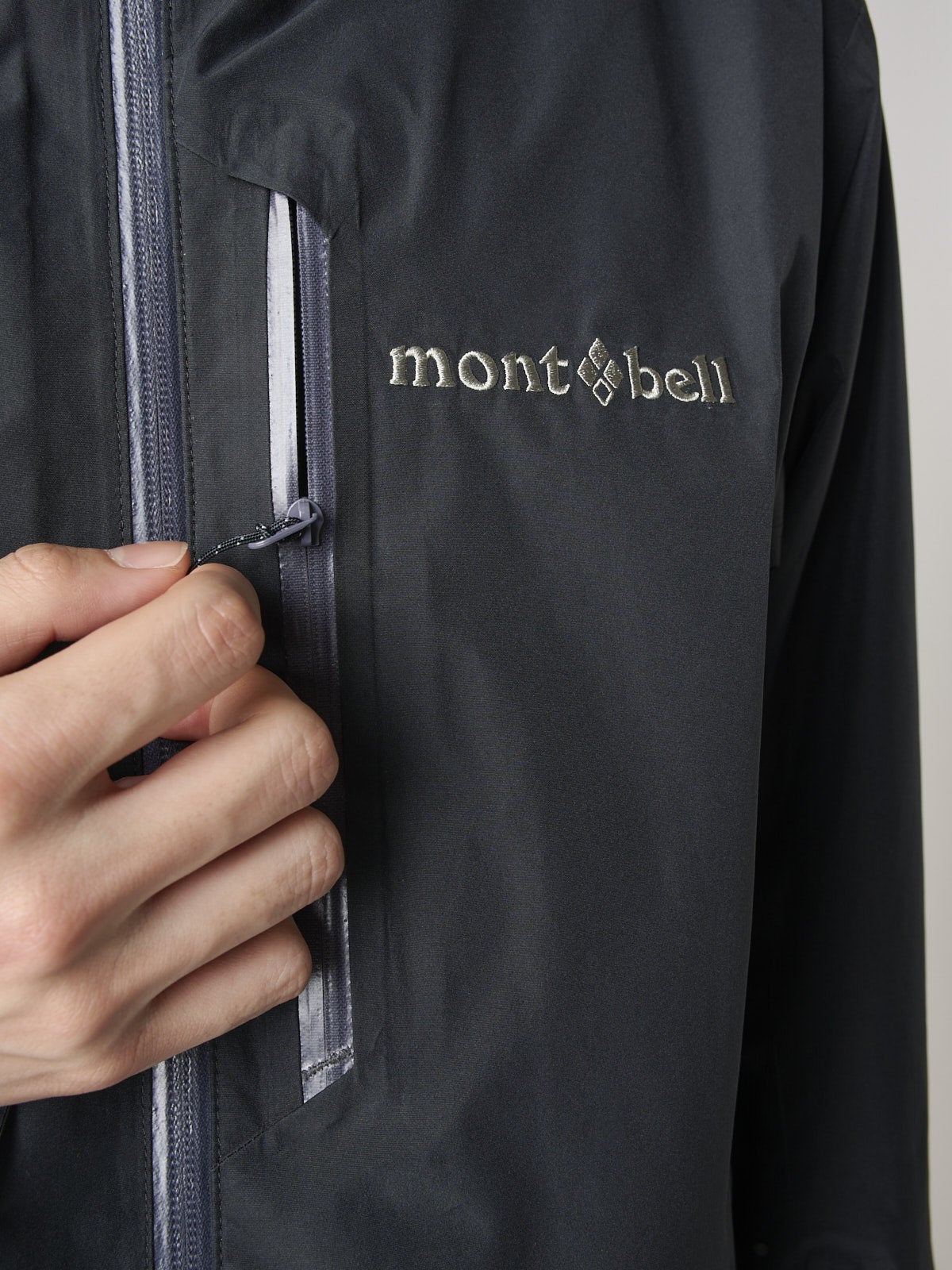 モンベルの黒いシェルゴアテックスジャケット/パウダーグランドパーカを試着&本音レビューの胸ジップポケット