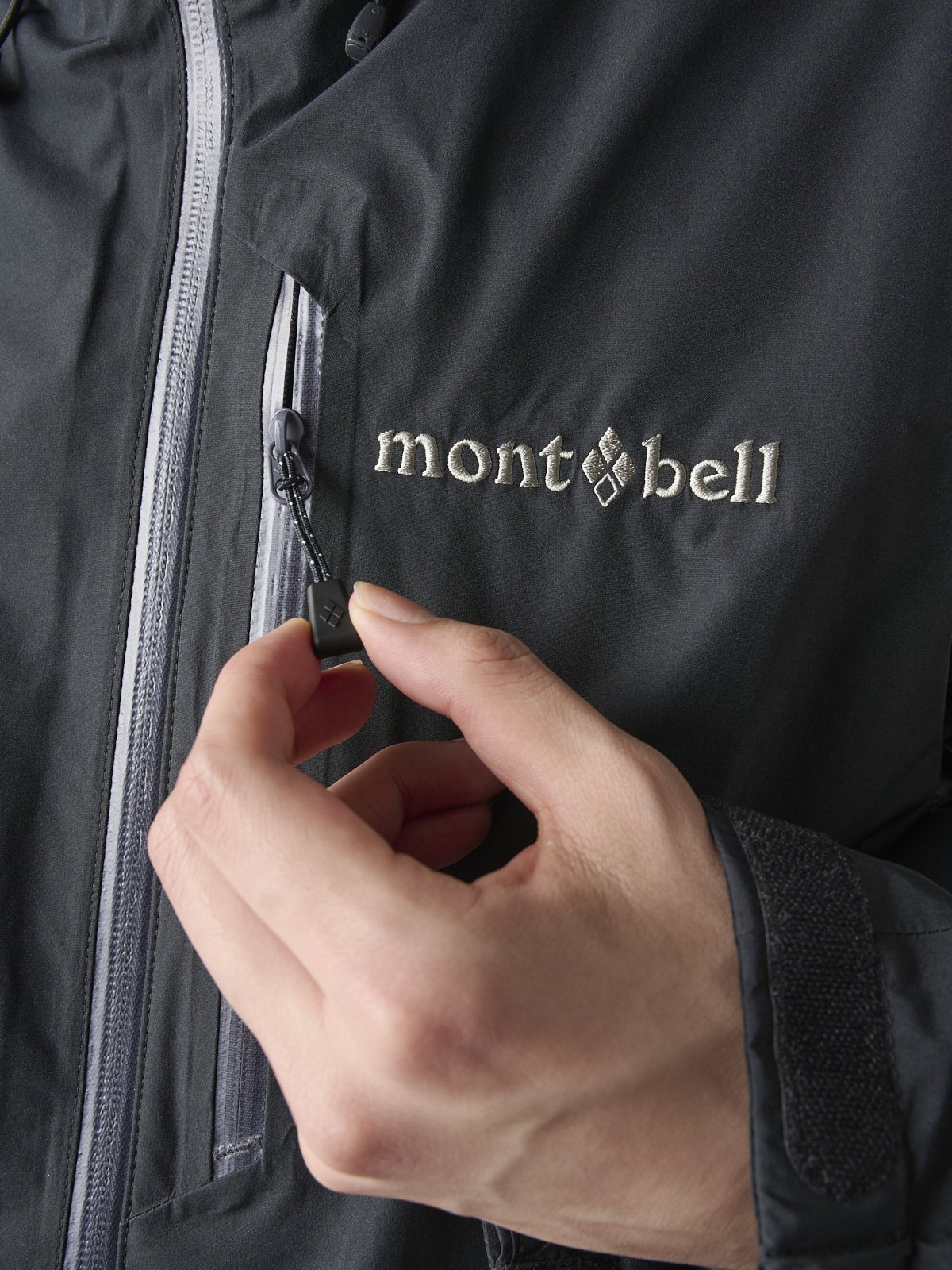 モンベルの黒いシェルゴアテックスジャケット/パウダーグランドパーカを試着&本音レビューのジップポケットのプル