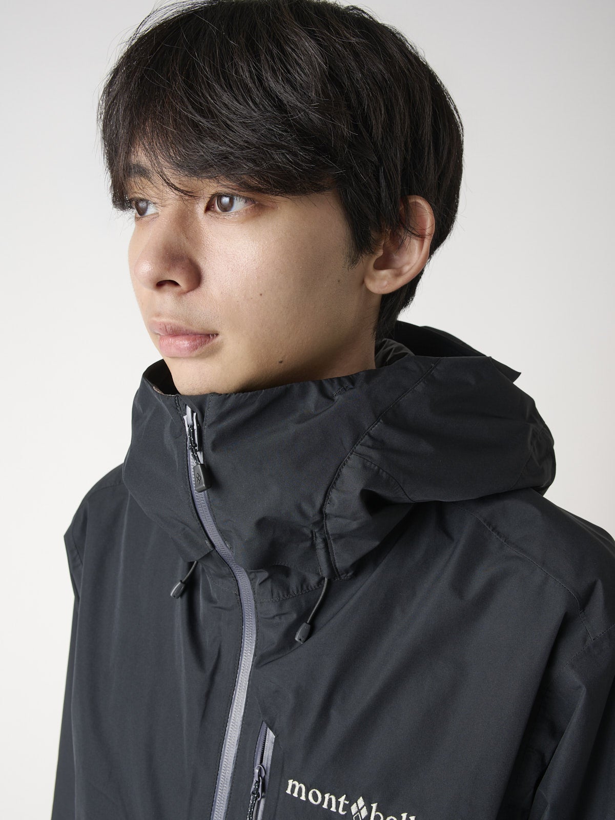 モンベルの黒いシェルゴアテックスジャケット/パウダーグランドパーカを試着&本音レビューのネックの高さ