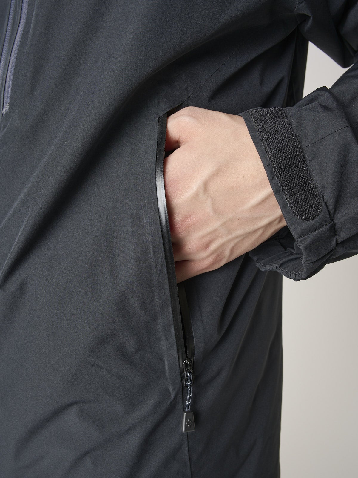 モンベルの黒いシェルゴアテックスジャケット/パウダーグランドパーカを試着&本音レビューのサイド止水ジップポケット