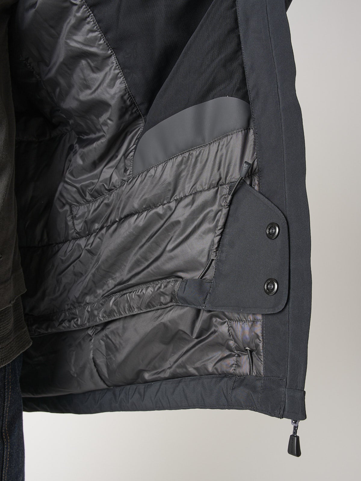 モンベルの黒いシェルゴアテックスジャケット/パウダーグランドパーカを試着&本音レビューの裏地