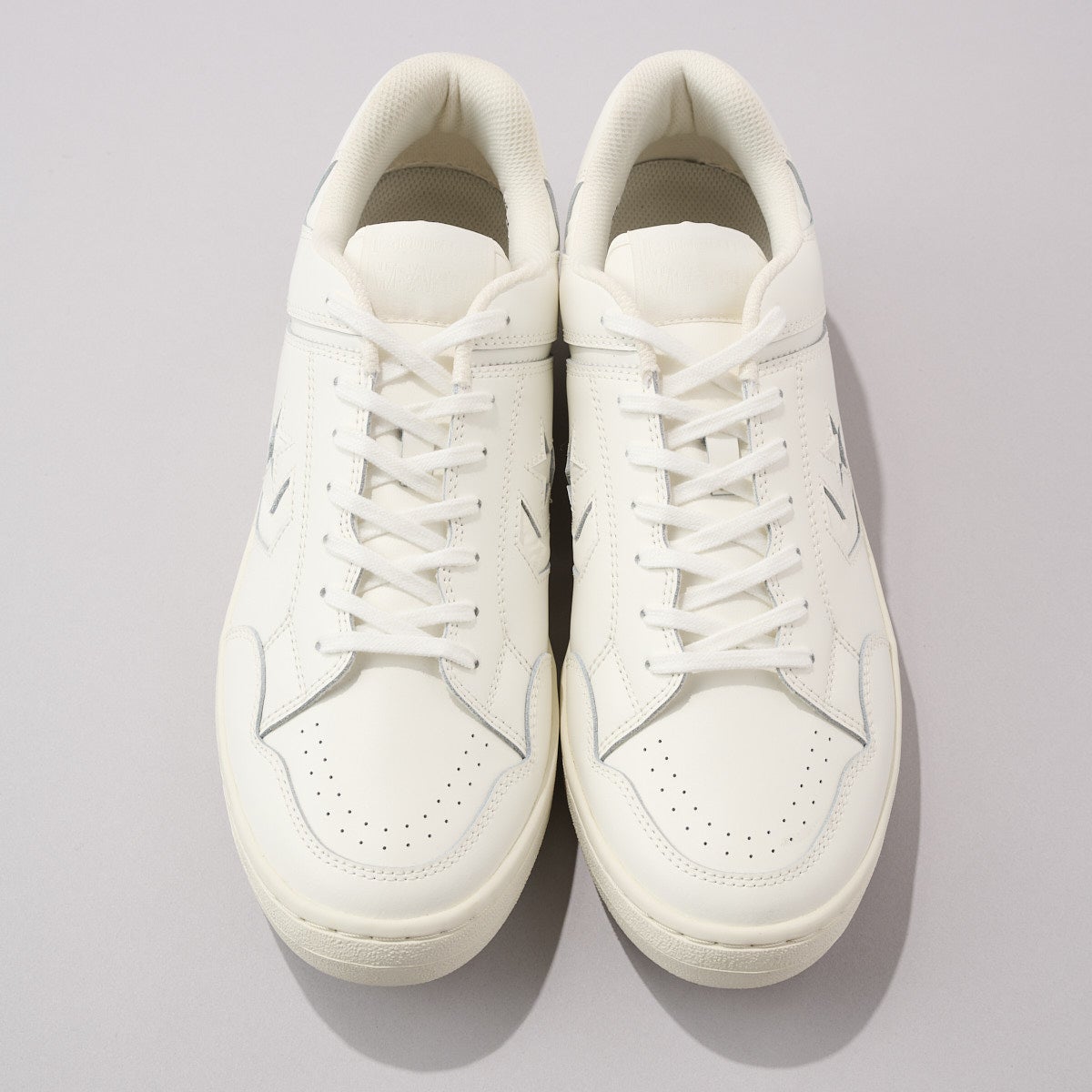 コンバースの定番名品白スニーカーのウエポンOX