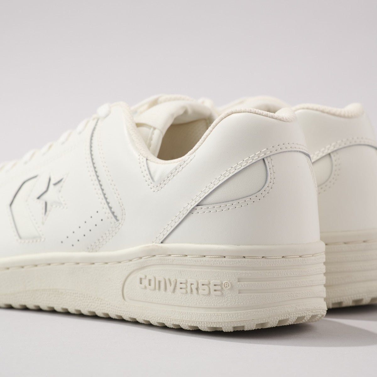コンバースの定番名品白スニーカーのウエポンOXのヒール寄り