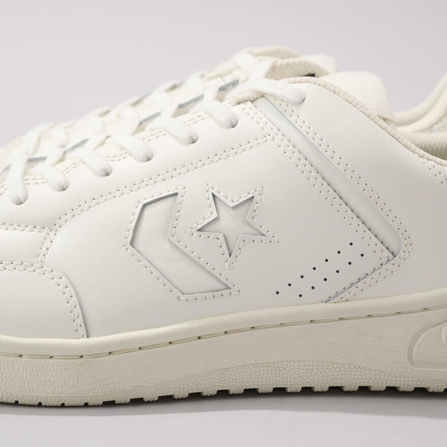 コンバースの定番名品白スニーカーのウエポンOXのサイドロゴ