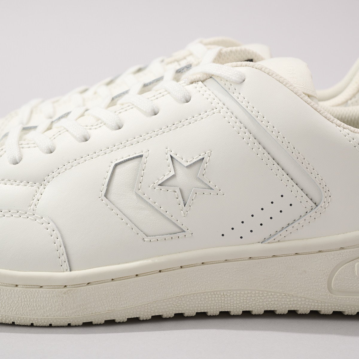 コンバースの定番名品白スニーカーのウエポンOXのサイドロゴ