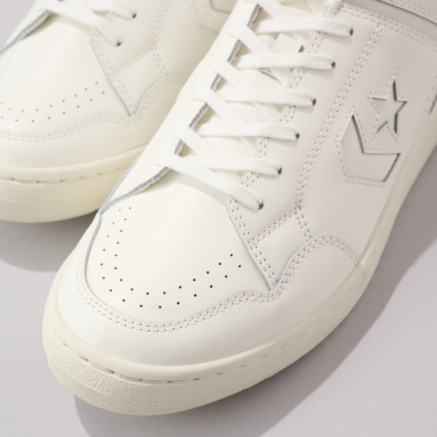 コンバースの定番名品白スニーカーのウエポンOXのトゥ