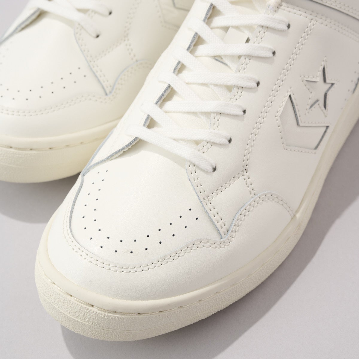 コンバースの定番名品白スニーカーのウエポンOXのトゥ