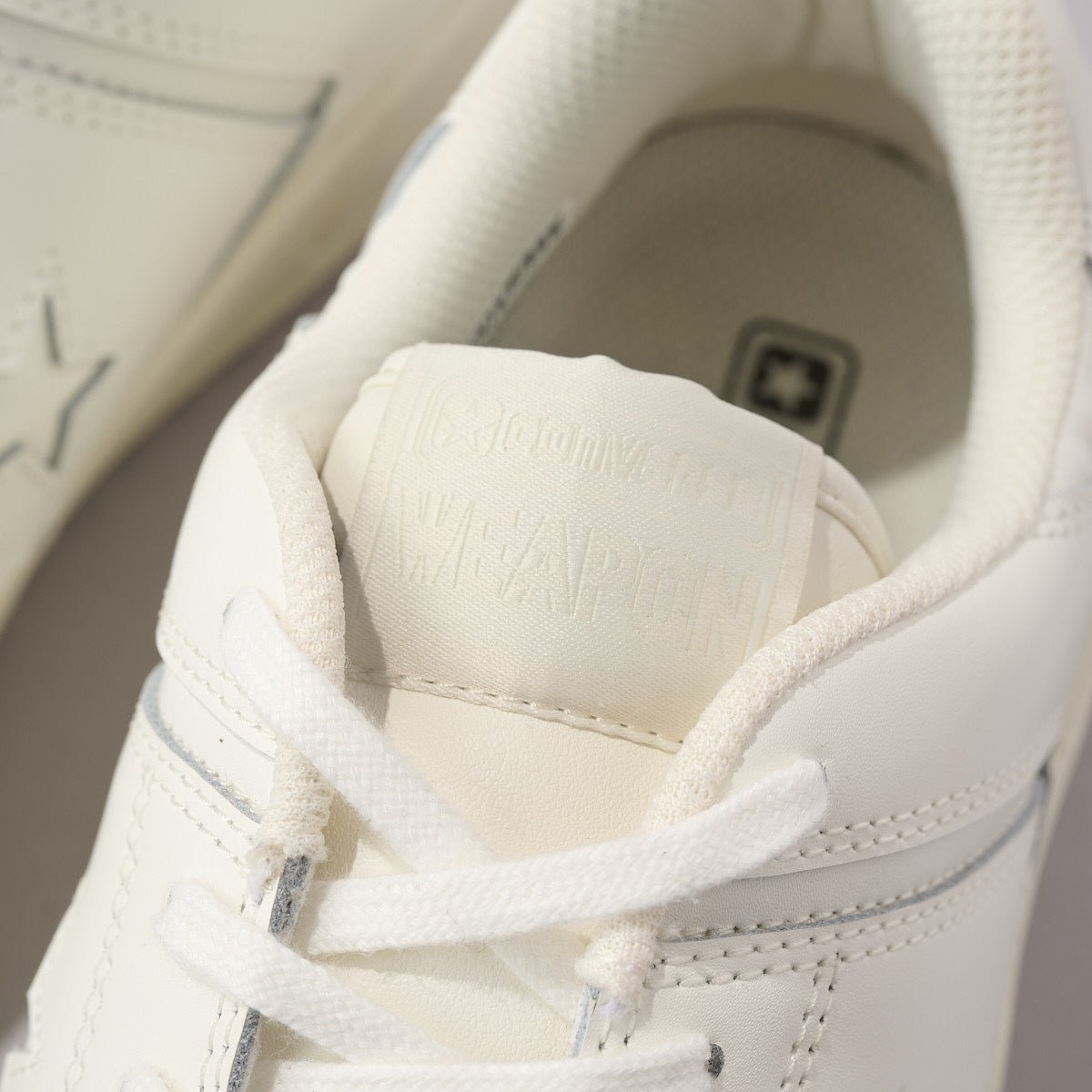 コンバースの定番名品白スニーカーのウエポンOXのシュータン