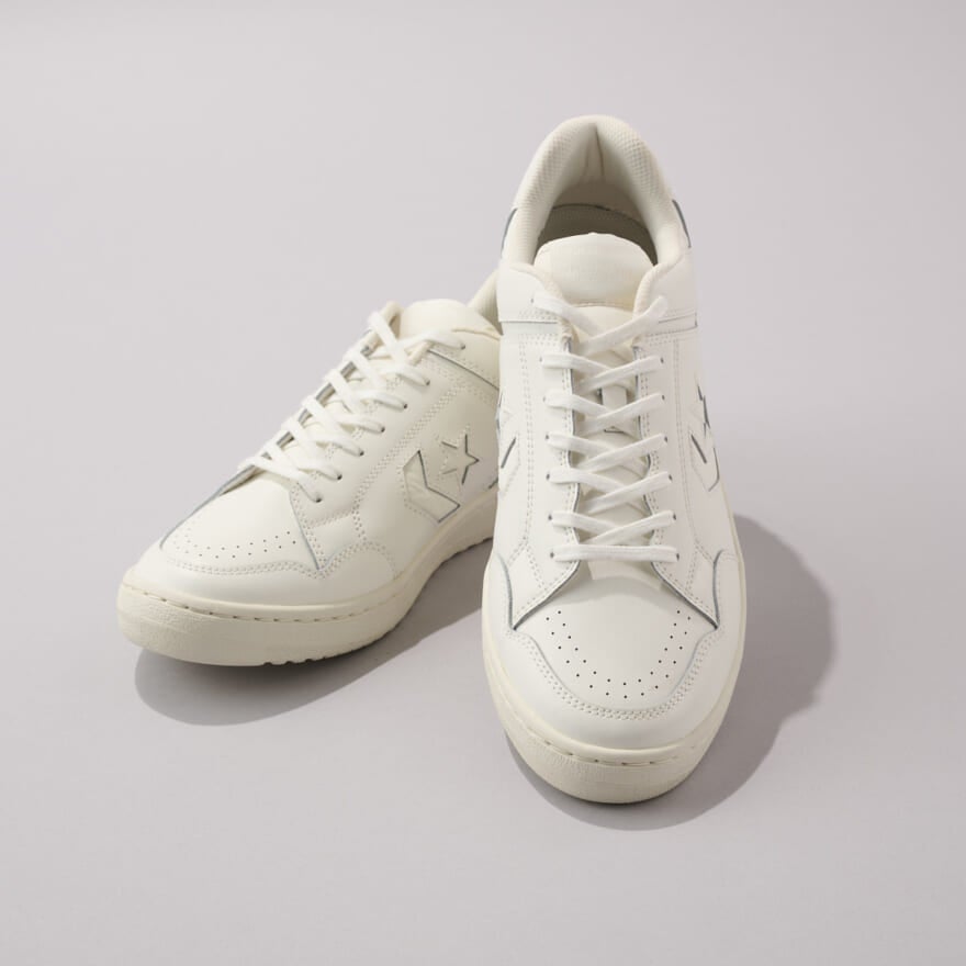 コンバースの定番名品白スニーカーのウエポンOXの俯瞰