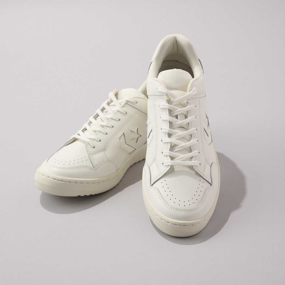 コンバースの定番名品白スニーカーのウエポンOXの俯瞰