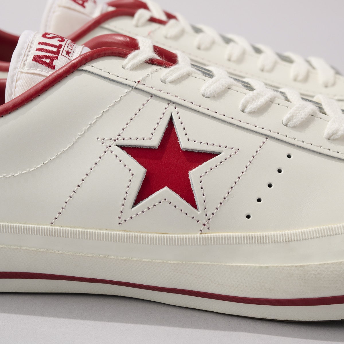 コンバースの白スニーカーのワンスター Jのサイド寄り