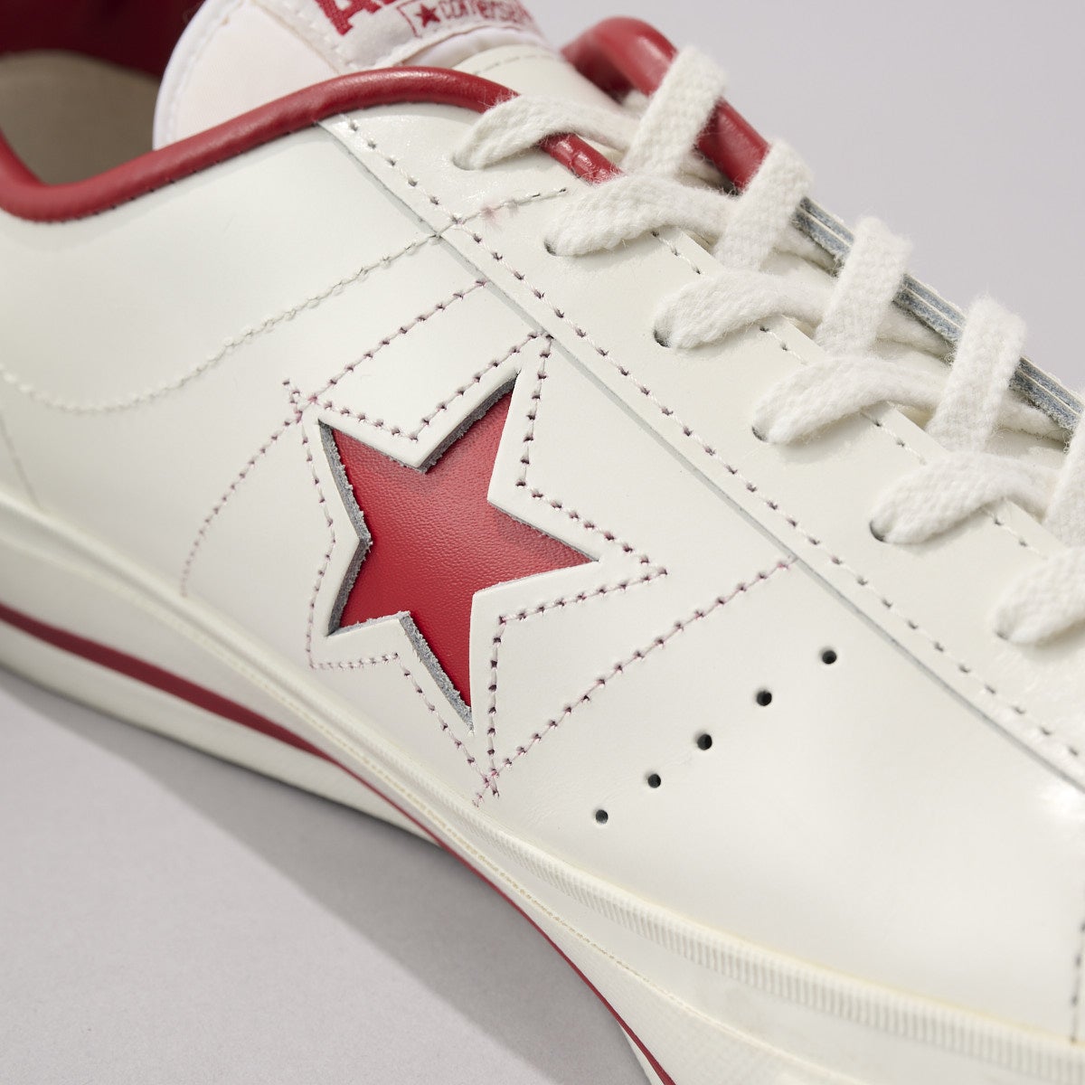 コンバースの白スニーカーのワンスター Jのサイド寄り2