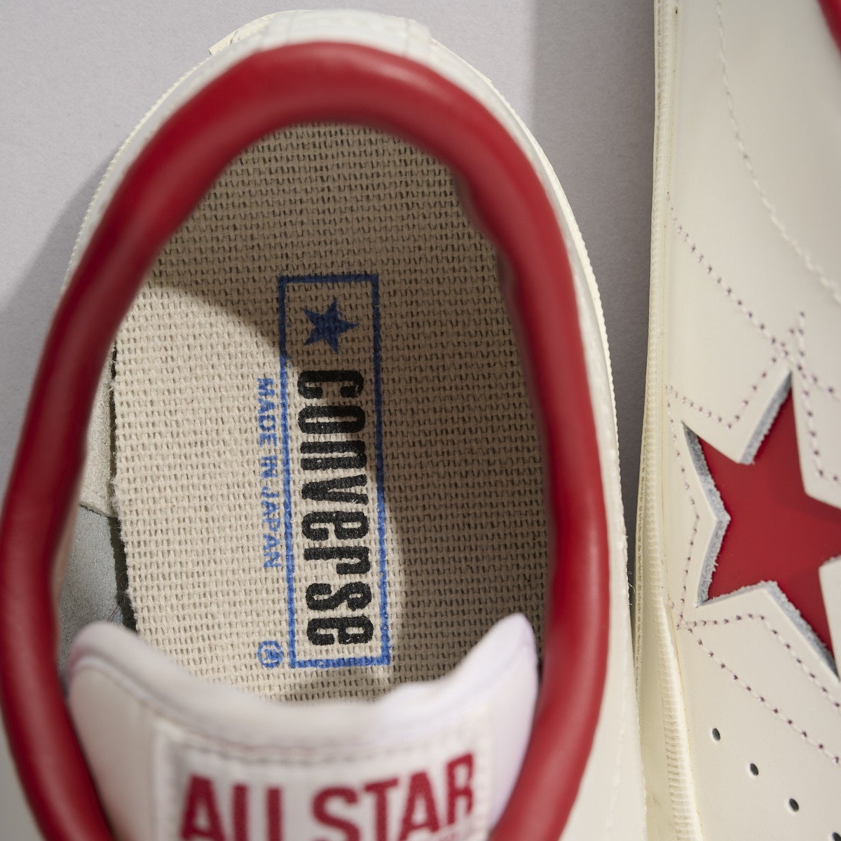 コンバースの白スニーカーのワンスター Jのインソールロゴ