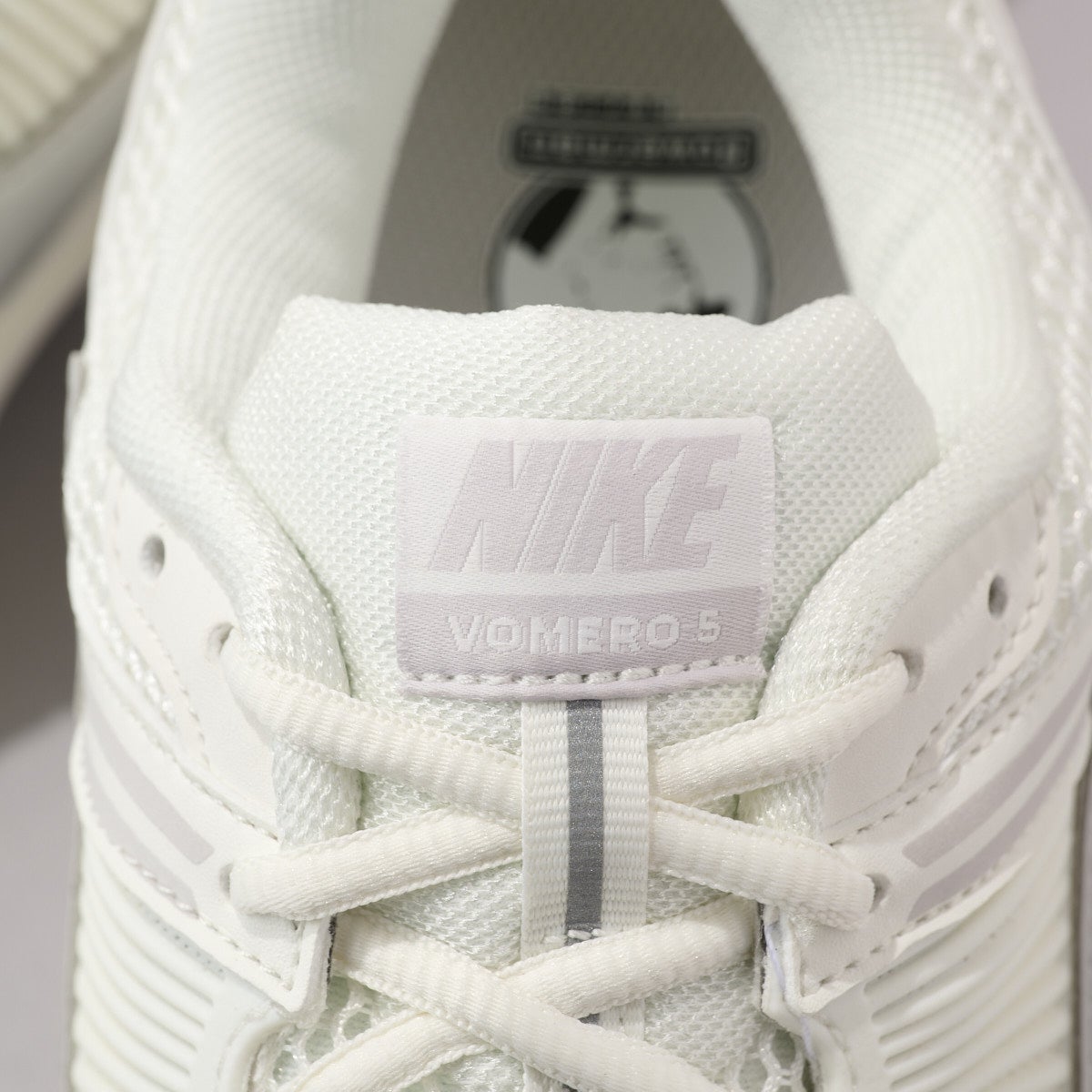 ナイキの新作白スニーカー「NIKE ZOOM VOMERO 5」のシュータン
