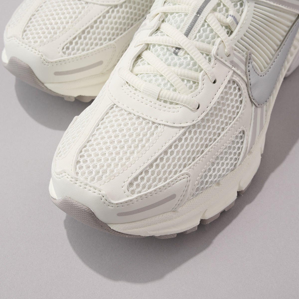 ナイキの新作白スニーカー「NIKE ZOOM VOMERO 5」のトゥ