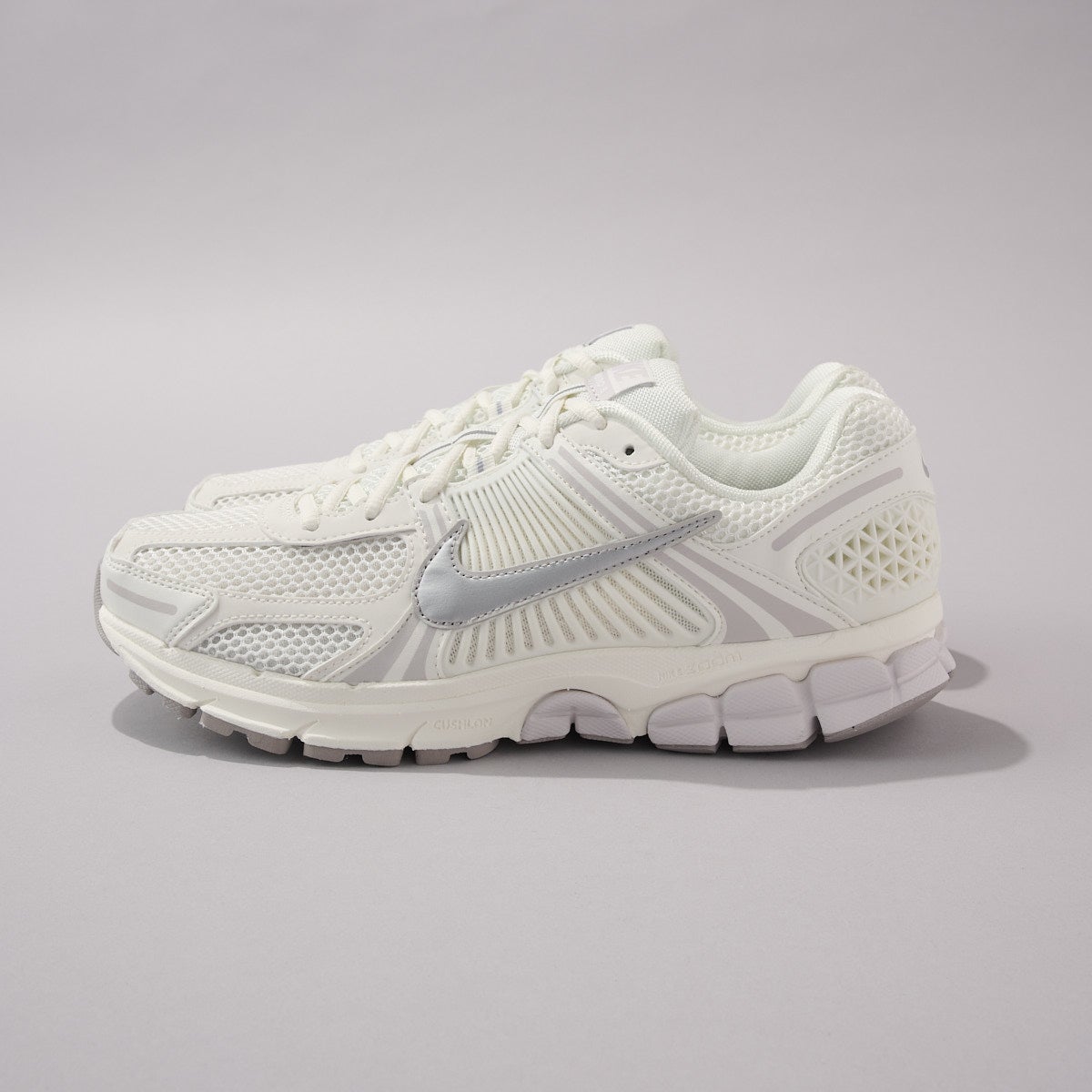 ナイキの新作白スニーカー「NIKE ZOOM VOMERO 5」のサイドの引き