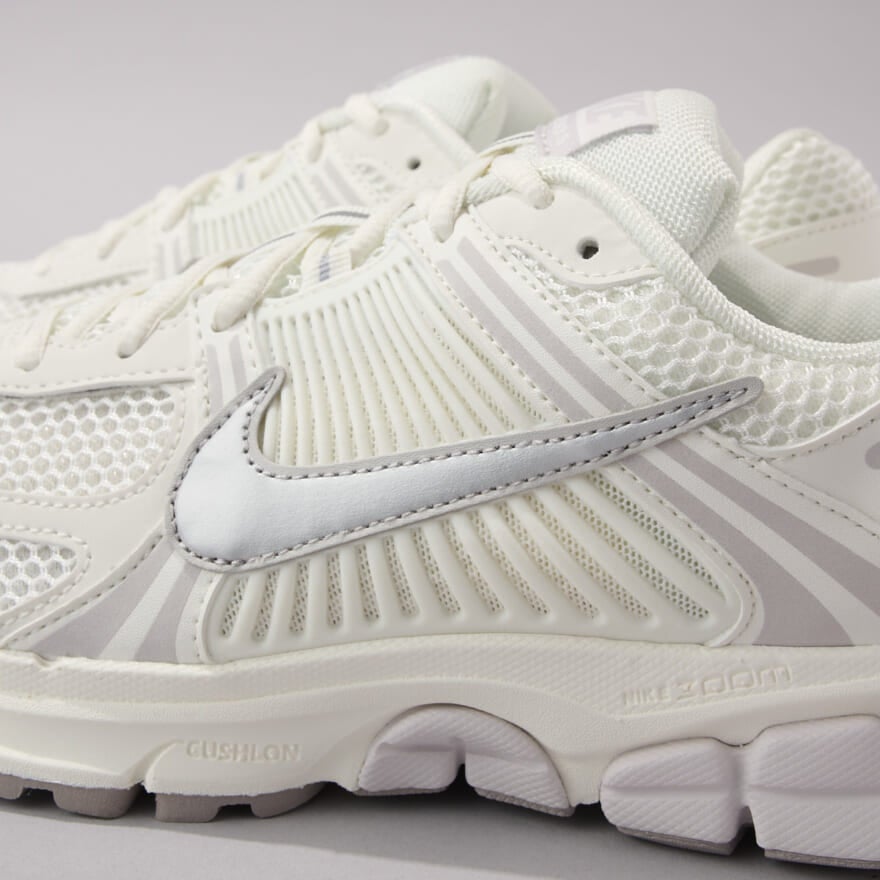 ナイキの新作白スニーカー「NIKE ZOOM VOMERO 5」のサイドロゴ