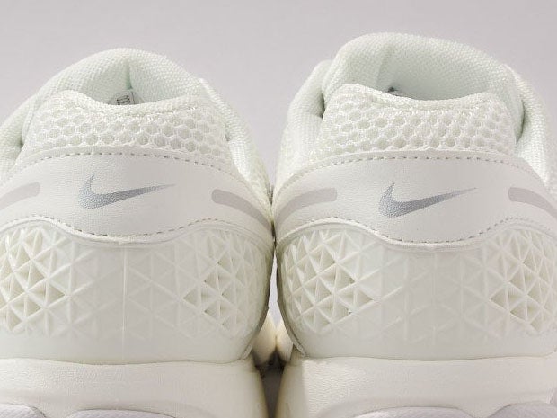 [Gallery]まさに“万能好印象”。「ナイキ」の新作白スニーカーは実用性もデザインも兼ね備えたテクニカルな１足！[NIKE ズーム ボメロ 5］