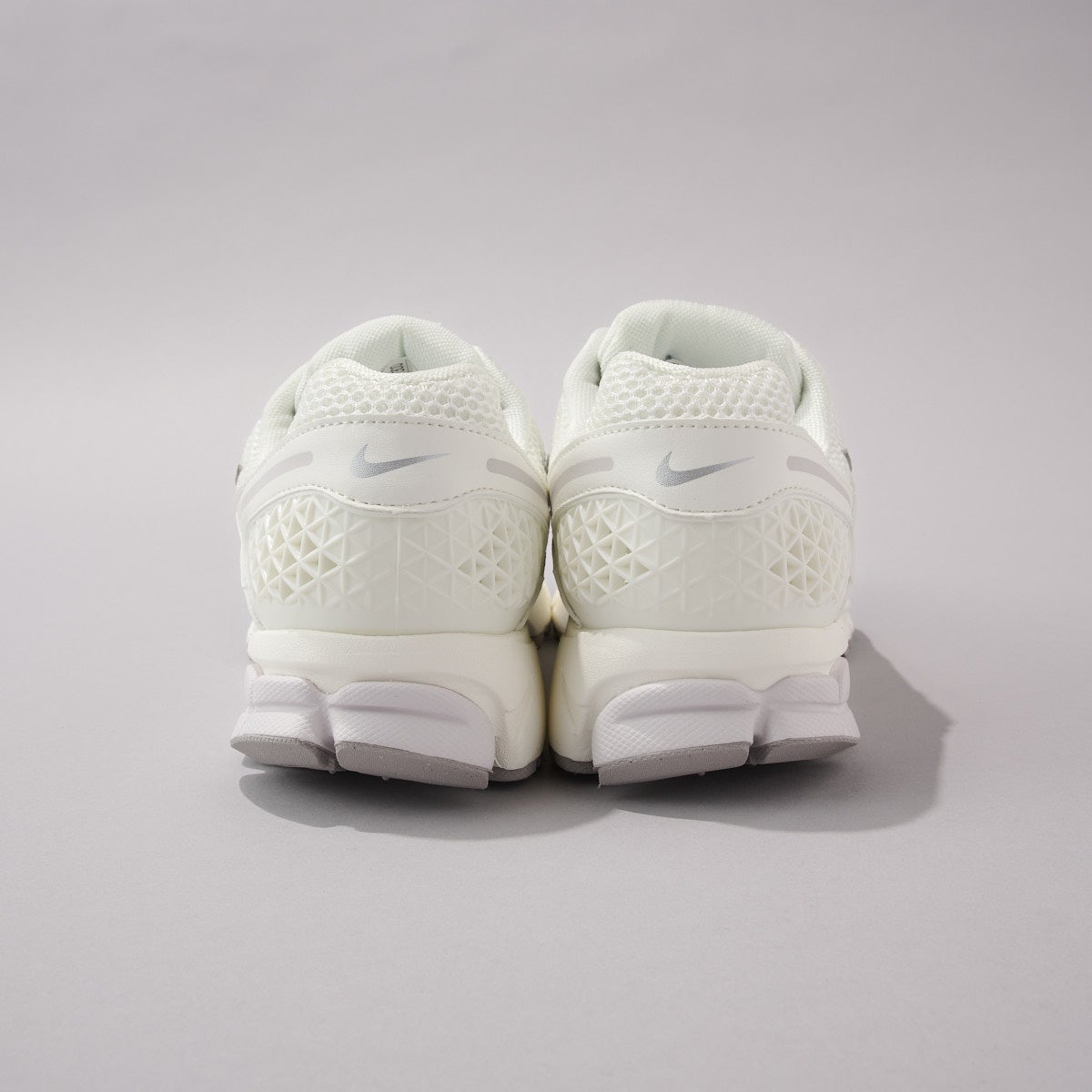 ナイキの新作白スニーカー「NIKE ZOOM VOMERO 5」のヒールの引き