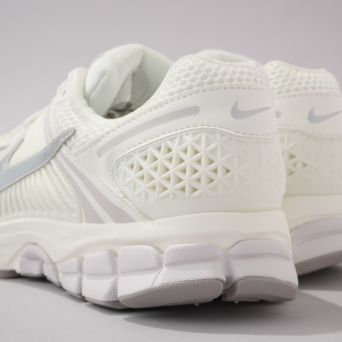 ナイキの新作白スニーカー「NIKE ZOOM VOMERO 5」のヒール寄り