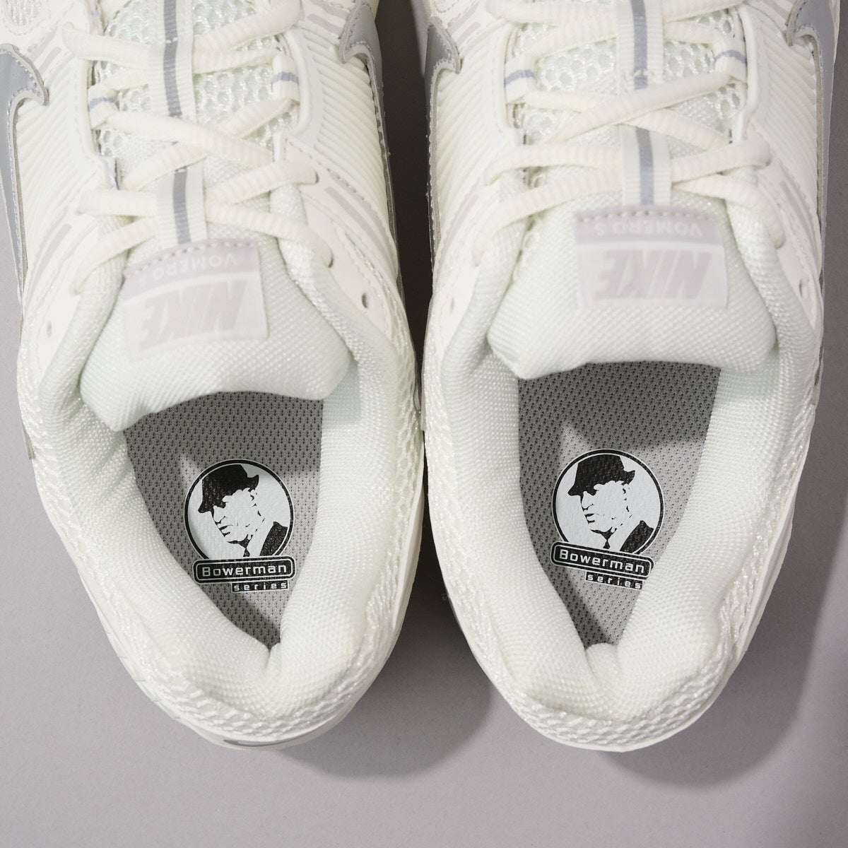 ナイキの新作白スニーカー「NIKE ZOOM VOMERO 5」のインソール